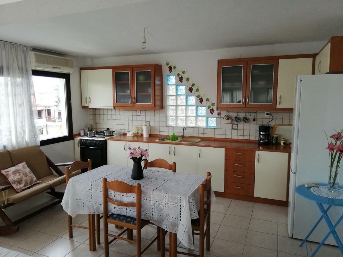 Dora'S House Comfortable Apartment With A Yard And View Pyrgadikia Exterior photo